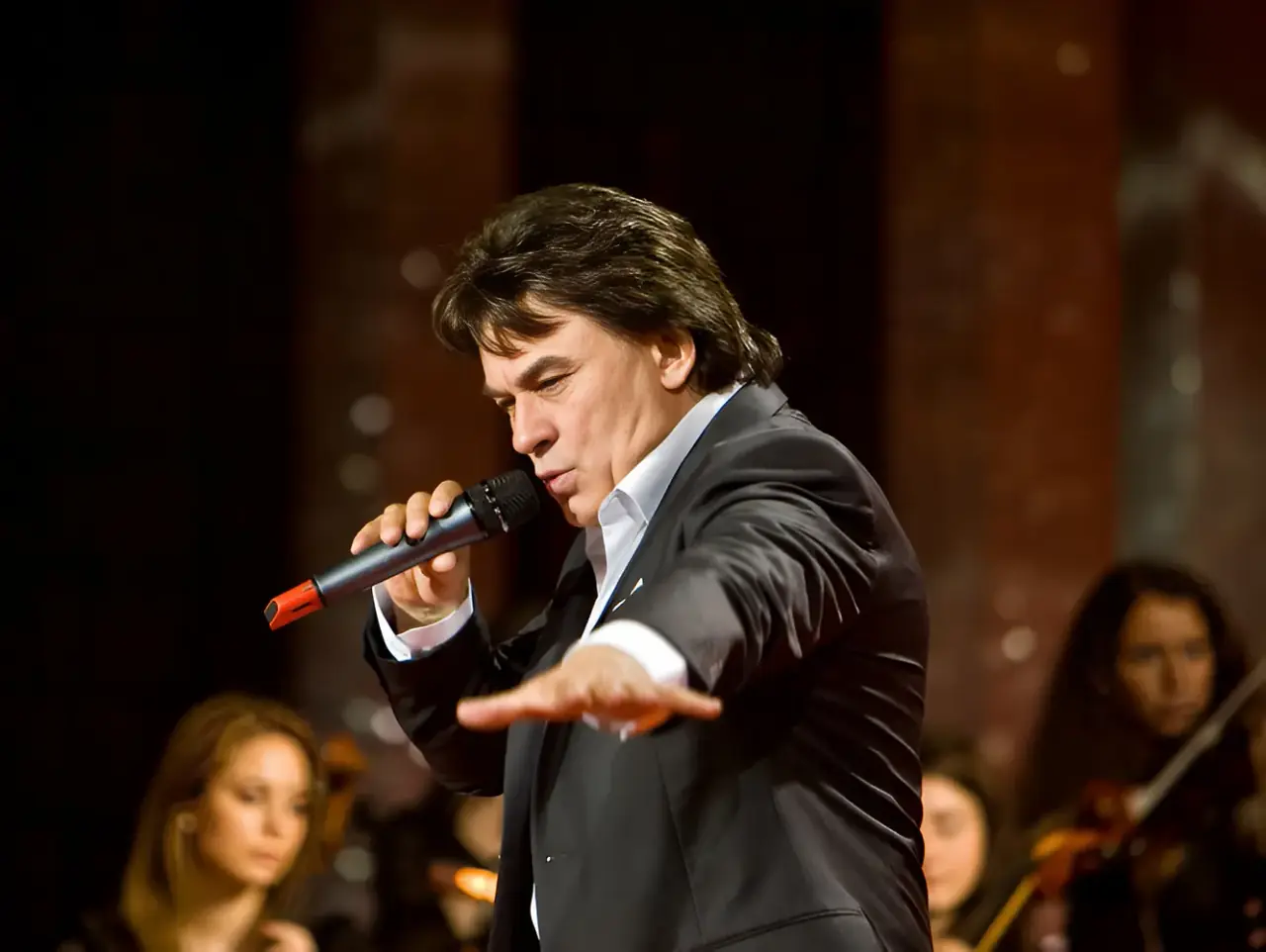 Александр Серов